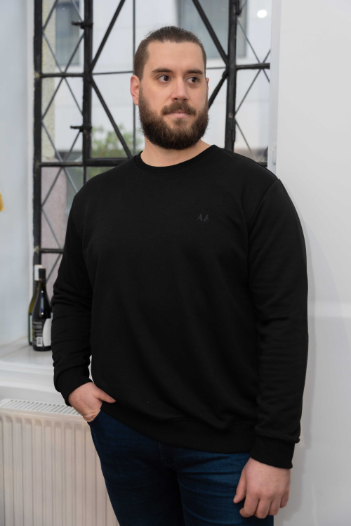 Muška dukserica sa vezom crna 